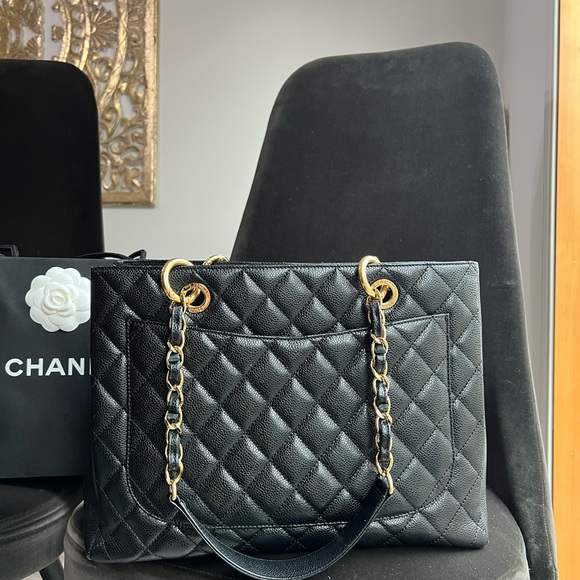Authentic Chanel tote bag. - Picture 3 of 11